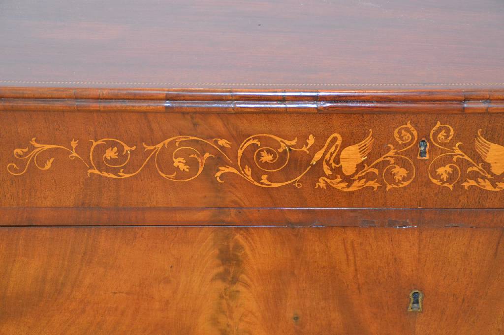 Detail b: Kommode, badisch, um 1830, Pyramidenmahagonifurnier gesp. verlegt, oberste Schublade m. feiner floraler Marketerie, 4-schübig, abgerundete Ecken, ...