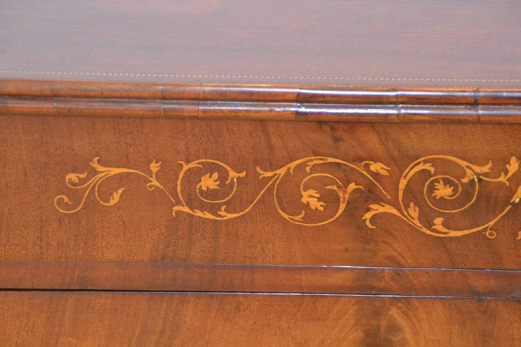 Detail c: Kommode, badisch, um 1830, Pyramidenmahagonifurnier gesp. verlegt, oberste Schublade m. feiner floraler Marketerie, 4-schübig, abgerundete Ecken, ...