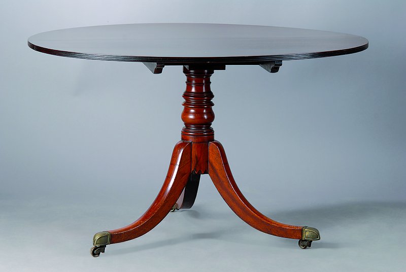 Ovaler Tisch, England, um 1830, Mahagoni massiv, Klappmechanismus intakt, Füße m. Messingschuhen, auf Rollen, Gebr.-Sp., ca. 73x120x96 cm