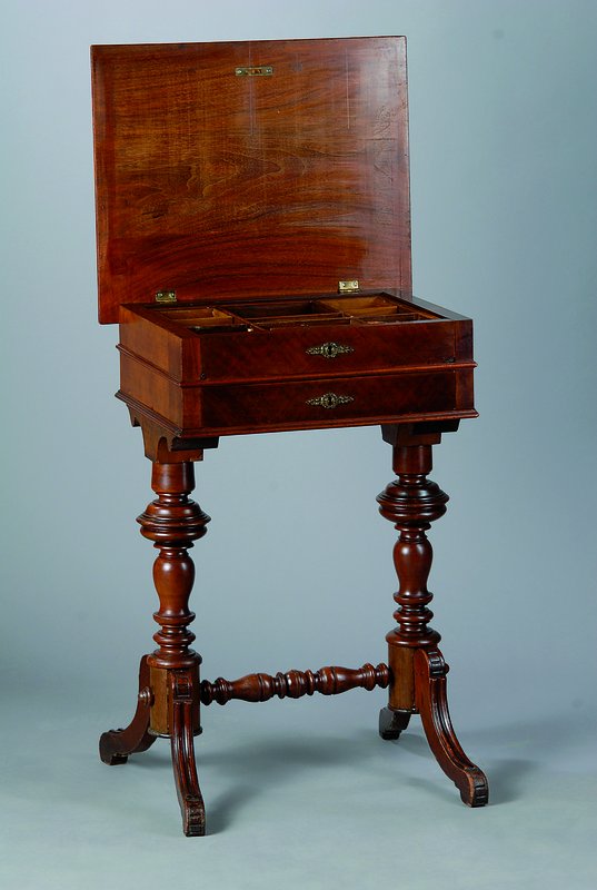 Nähtisch, deutsch, um 1880, Gründerzeit aufklappbar, reiche Inneneinteilung, 2-schübig, Beine gedrechselt, Gebr.-Sp., ca. 75x51x43 cm