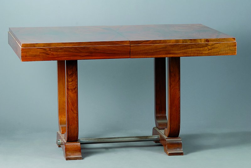 Tisch, Art-Deco, um 1930, kaukasisch Nußbaum, 4-fach gespiegelt verlegt, ausziehbar, ohne Einlegebretter, Gebr.-Sp., ca. 74x125x90 cm