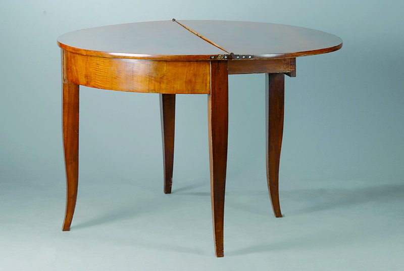 Halbmondtisch, deutsch, um 1840/50, Nußbaum,aufklappbar, Beine l. geschweift, rest., st. Gebr.-Sp., ca. 80x117x57 cm bzw. 78x117x114 cm