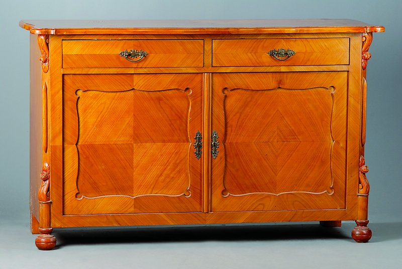 Anrichte, um 1870/80, Kirschbaumfurnier, 4 -fach gesp. verlegt, 2-türig, 2-schübig, sog. Brezelfüllungen, Teile erneuert, ohne Schlüssel, st. ...