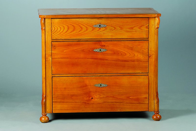 Kommode, um 1850/60, Eschefurnier, 3-schübig, abgeflachte Ecken, Teile erneuert, st. Gebr.-Sp., ca. 82x90x48 cm