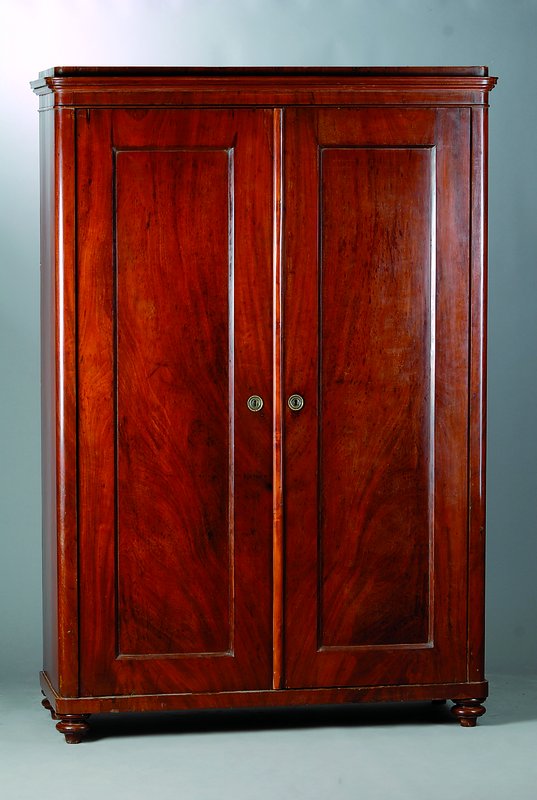 Kleiderschrank, Biedermeier, um 1840/50, Palisanderfurnier, 2-türig, abgerundete Ecken,Kopf getreppt, seitl. fehlen Furnierteile, Gebr.-Sp., ca. ...