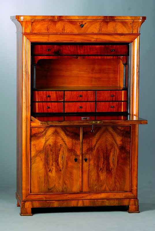 Standsekretär, Biedermeier, um 1830/40, Nußbaumfurnier gesp. verlegt, 2-türig, Klappe,reiche Inneneinrichtung, Kopfschublade, ohne Schloss, ...