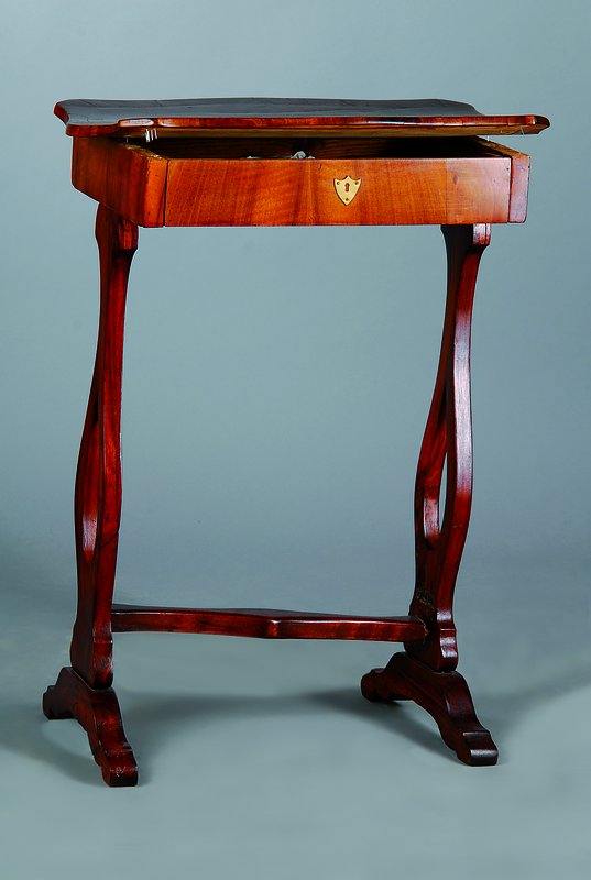 Nähtisch, deutsch, um 1870, dickes Nußbaumfurnier auf Weichholz, Platte stark gewölbt und daher restaurierungsbedürftig, ein Schub mit ...