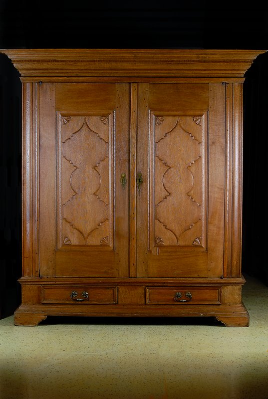 Barockschrank, 18. Jh., Eiche massiv, 2 -türig, 2 Fußschubladen, Inlets m. sparsamer Schnitzerei, Kopf vielfach getreppt, st. Gebr.-Sp., ca. ...