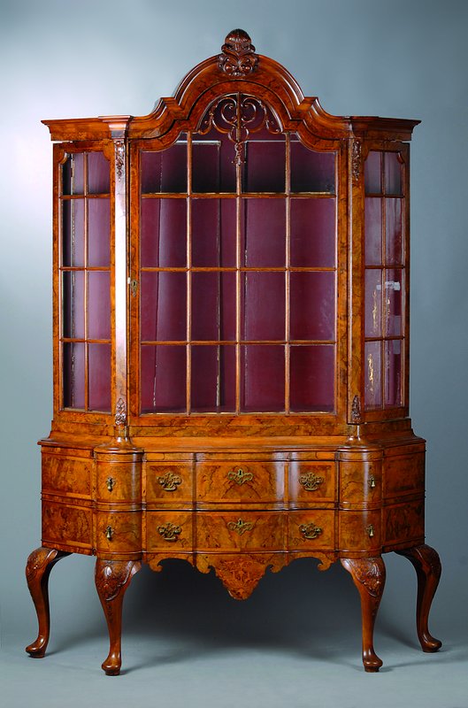 Sog. Prahlhans, um 1900, Barockstil, Wurzelnußfurnier, Unterteil geschweift u. bombiert, 2-schübig, Oberteil 2-türig, 3-seitig verglast u. ...