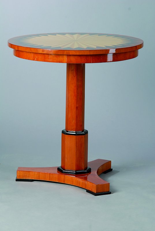Beistelltisch, Biedermeierstil, versch. Obsthölzer, reich intarsiert, l. Furniersch., H. 67 cm, D. 63 cm