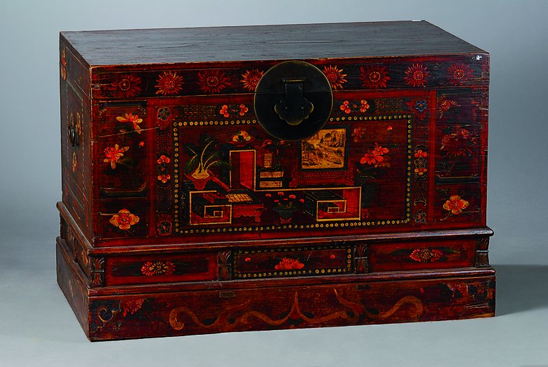 Truhe, Asien, um 1900, reiche bunte Malerei,seitl. m. Eisengriffen, schwundrissig, Alterssch., ohne Schlüssel, ca. 70x100x62 cm