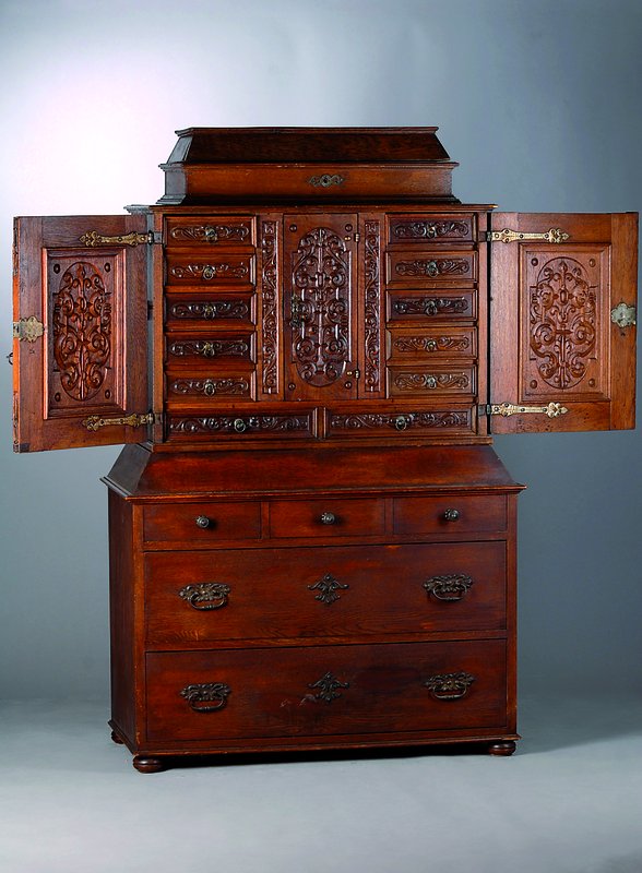 Münzkabinettschrank, nach dem Vorbild v. 1780 , hier um 1880, Eiche massiv, Unterteil 5 -schübig, Oberteil 2-türig, 1-schübig, reiche ...