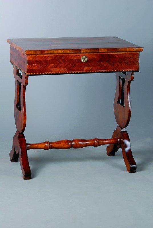 Lyratisch, um 1820/30, Nußbaum massiv und Sägefurnier, Ahornfadenintarsien, Biedermeier/ Directoire, aufklappbar, rest., l. Gebr.-Sp., ca. 78x72x47 ...