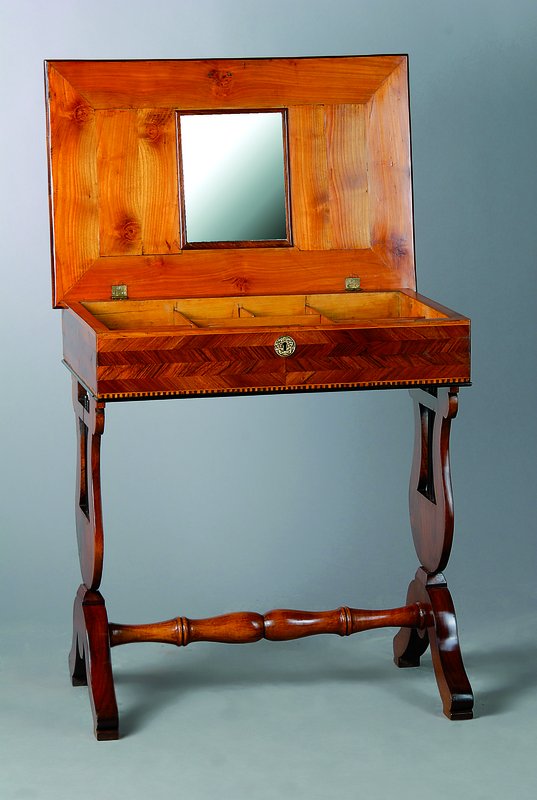 Detail b: Lyratisch, um 1820/30, Nußbaum massiv und Sägefurnier, Ahornfadenintarsien, Biedermeier/ Directoire, aufklappbar, rest., l. Gebr.-Sp., ca. 78x72x47 ...