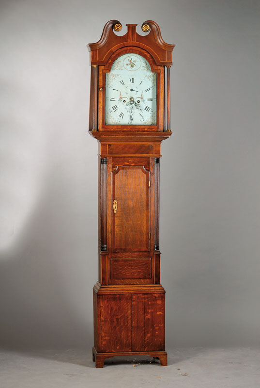 Standuhr, England, um 1780, verziertes Eichen/Mahagonigehäuse mit Bandintarsien, Sprenggiebel mit Voluten, Sockel gekürzt und spannungsrissig, ...