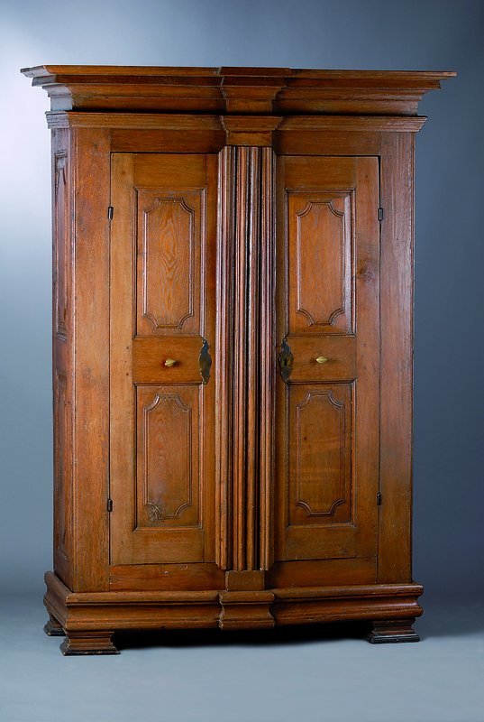 Kleiner Spätbarockschrank, Hessen/Land, um 1760/70, Eiche massiv, kompl. auf Rahmen gearb., Kassetten getreppt u. doppelt getreppt, z.T.geom. ...