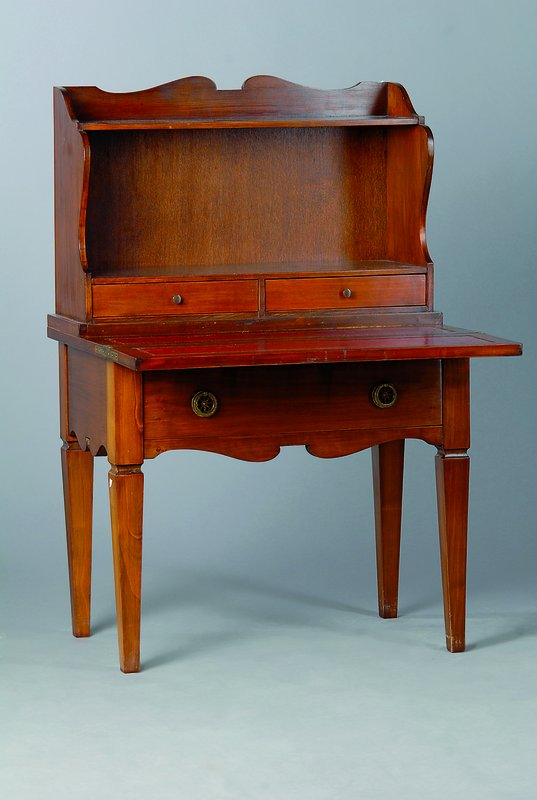 Beistellschränkchen, viktorianisch, nach dem Vorbild v. 1860, Mahagoni, 3-schübig, Schreibteil aufklappbar, Zarge geschweift, Gebr.-Sp., ca. ...