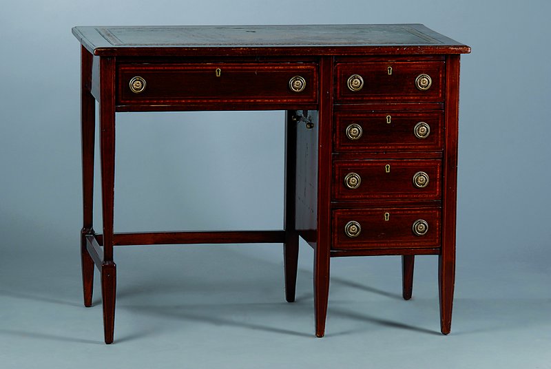 Damenschreibtisch, England, um 1900, Mahagonifurnier, 5-schübig, Schreibplatte mit Kunstledereinlage, teils ohne Schlüssel, st. Gebr.-Sp., ca. ...