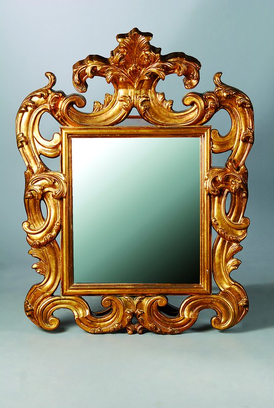 Prunkvoller Spiegel, um 1900, Holz geschnitzt, gestuckt und goldfarben gefaßt, Rocaillendekor in Durchbrucharbeit, Spiegelglas erneuert, ca. 110x87cm