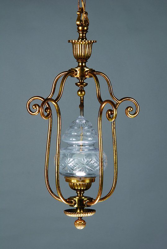 Flur-/Hallenlampe, Frankreich, um 1920-25, Gelbgussmontur mit 5 in sich getreppten Stegen, mit Sternschliff versehener Glaseinsatz, an Kette mit ...