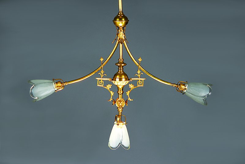 Deckenlampe, deutsch, um 1890, ursprünglich für Gasbetrieb konzipiert, drei Brennstellen, Messingstab mit zwei geschwungenen Auslegern u. ...