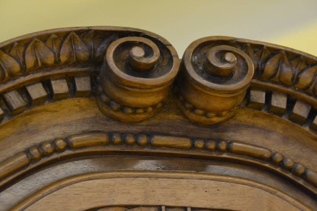 Detail b: Eckschrank, um 1780, Louis Seize, Nußbaum, Unterteil 1-türig, Oberteil 1-türig verglast und versprosst, reiche aufgesetzte Schnitzereien, Inlet m. ...