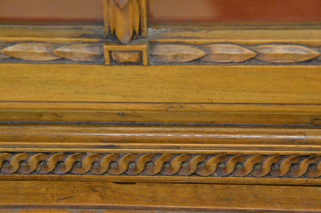 Detail c: Eckschrank, um 1780, Louis Seize, Nußbaum, Unterteil 1-türig, Oberteil 1-türig verglast und versprosst, reiche aufgesetzte Schnitzereien, Inlet m. ...
