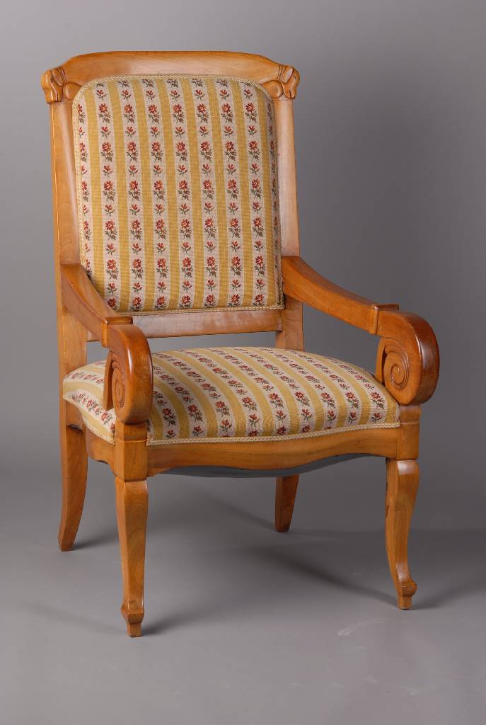 Armlehnstuhl, Biedermeier, um 1830, Rüster, Lehnenabschluss in Form v. Hunden, Armlehnen in Voluten auslaufend, Polsterung und Bezug alt belassen, ...