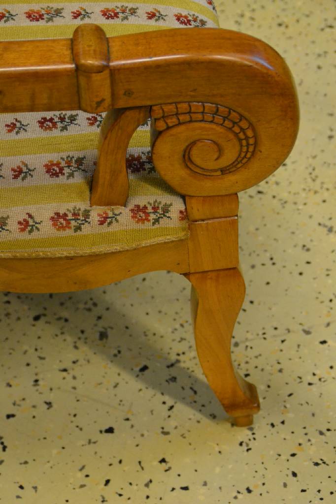 Detail a: Armlehnstuhl, Biedermeier, um 1830, Rüster, Lehnenabschluss in Form v. Hunden, Armlehnen in Voluten auslaufend, Polsterung und Bezug alt belassen, ...