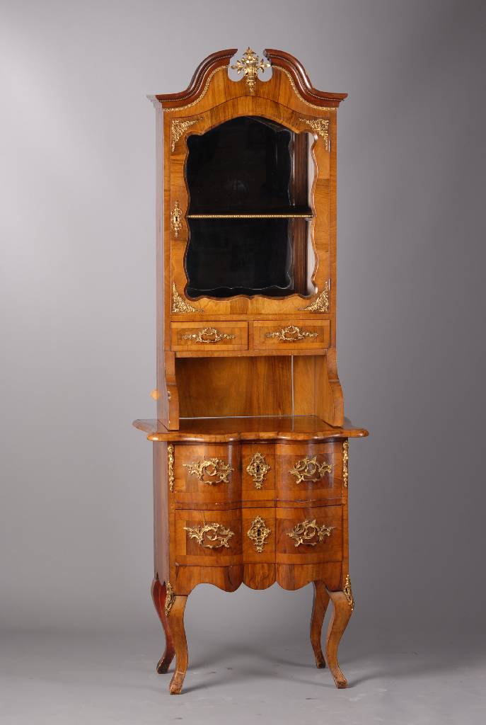 Aufsatzmöbel Dresden, um 1890, Nußbaum/Wurzelnußfurnier, Unterteil 2-schübig,Oberteil 1-türig verglast, 1-schübig, allseitig geschweift, ...