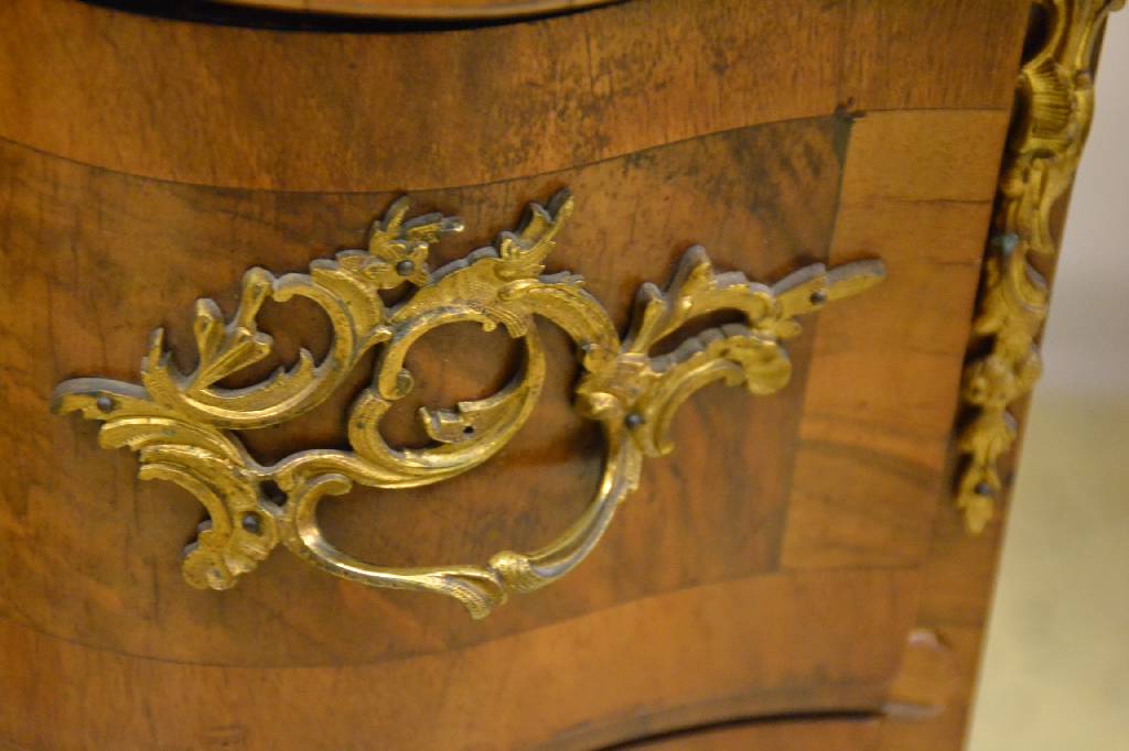 Detail b: Aufsatzmöbel Dresden, um 1890, Nußbaum/Wurzelnußfurnier, Unterteil 2-schübig,Oberteil 1-türig verglast, 1-schübig, allseitig geschweift, ...