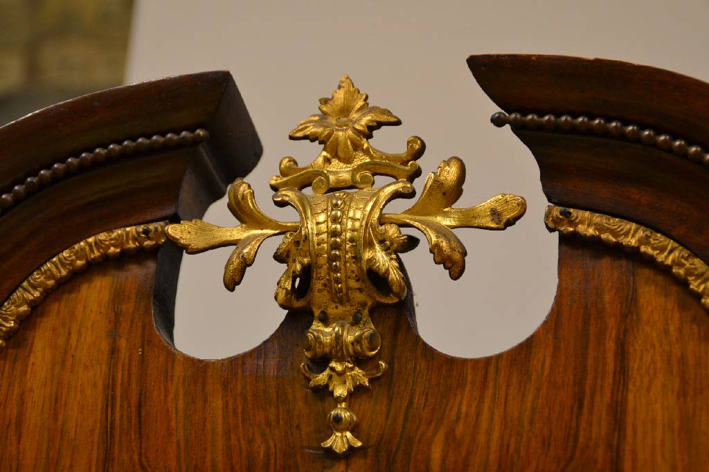 Detail c: Aufsatzmöbel Dresden, um 1890, Nußbaum/Wurzelnußfurnier, Unterteil 2-schübig,Oberteil 1-türig verglast, 1-schübig, allseitig geschweift, ...