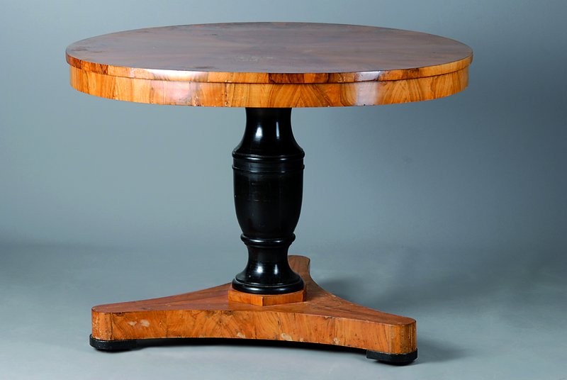Biedermeiertisch, um 1825/35, Nußbaum/Wurzelnußfurnier, vielfach gespiegelt verlegt, Balusterschaft geschwärzt, schwundrissig, Furniersch., st. ...