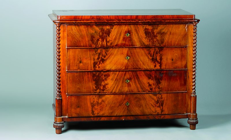 Kommode, norddeutsch, um 1830/40, Mahagoni, Pyramidenmahagoni furniert, 4-schübig, Lisene n m. gedrehten 3/4 Säulen, abgerundete Ecken, l. ...