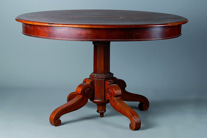 Ovaler Ausziehtisch, deutsch, um 1850/60, Nussbaum furniert, 5 Einlegeplatten in verschiedenen Größen, Schaft 8-fach facettiert, Füße in Voluten ...