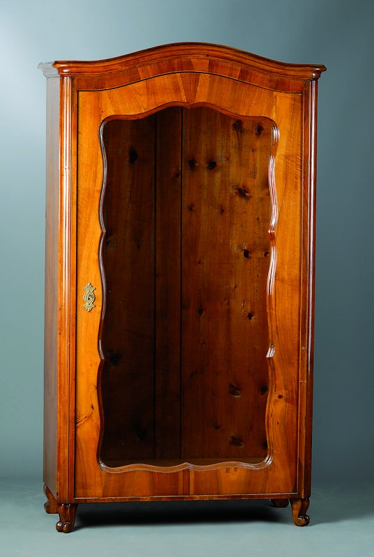 Wäscheschrank, um 1840, Nußbaum, sog. Brezelfüllungen, Glas sek., 1-türig, Kopf geschweift, 4-fach getreppt, Inlets getreppt und geschweift, ...