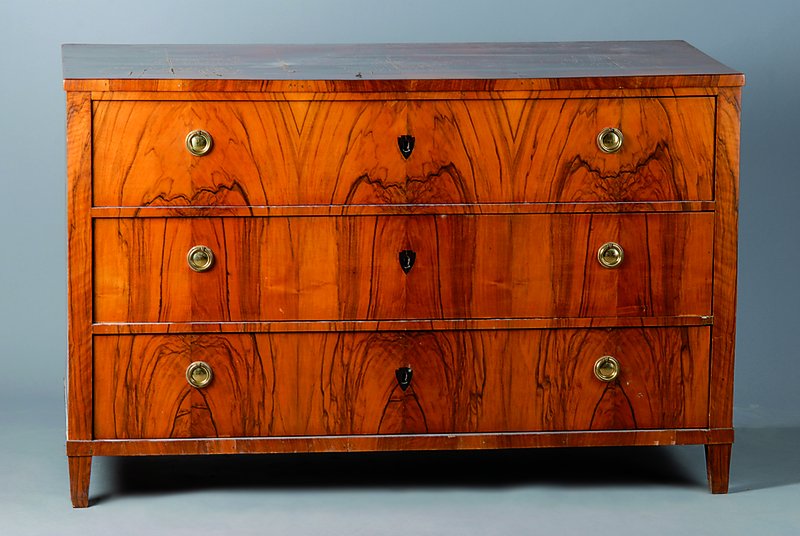 3-schübige Kommode, wohl Baden, um 1835, Wurzelnußfurnier, Korpus Weichholz, Beine u. Beschläge erneuert, Platte m. Schellackfehler , ...