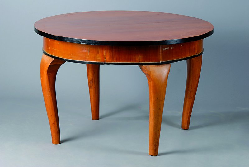 Biedermeier-Tisch, um 1910, Kirschbaumfurnier, Beine gekürzt, leicht geschweift, Alterssch., schwundrissig, Furniersch., H. 64 cm, D. 99 cm