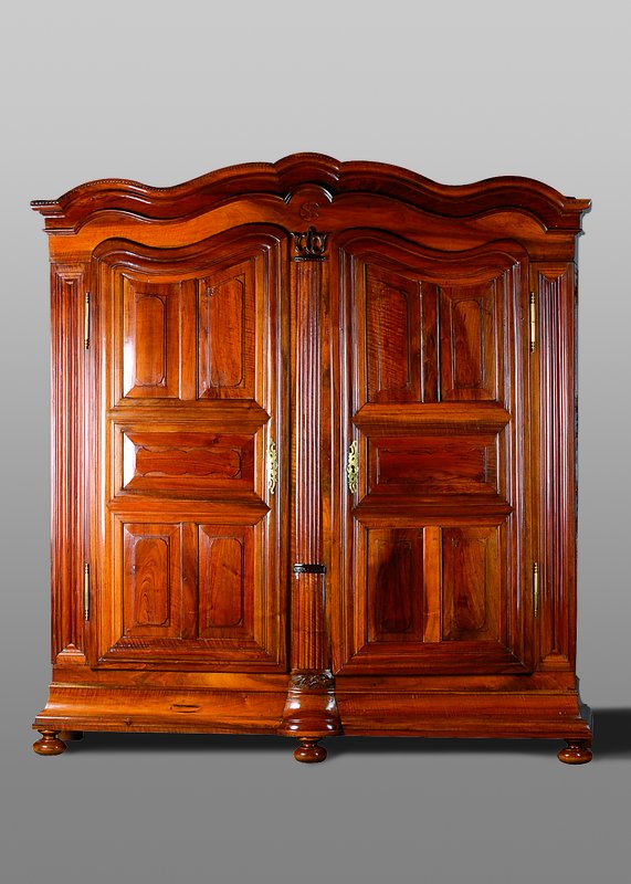 Louis-Seize-Schrank, um 1770, Nussbaum massiv, 2-türig, Front u. Seiten vielfach kassettiert, Lisenen gerieft bzw. gewellt, Inlets doppelt getreppt, ...