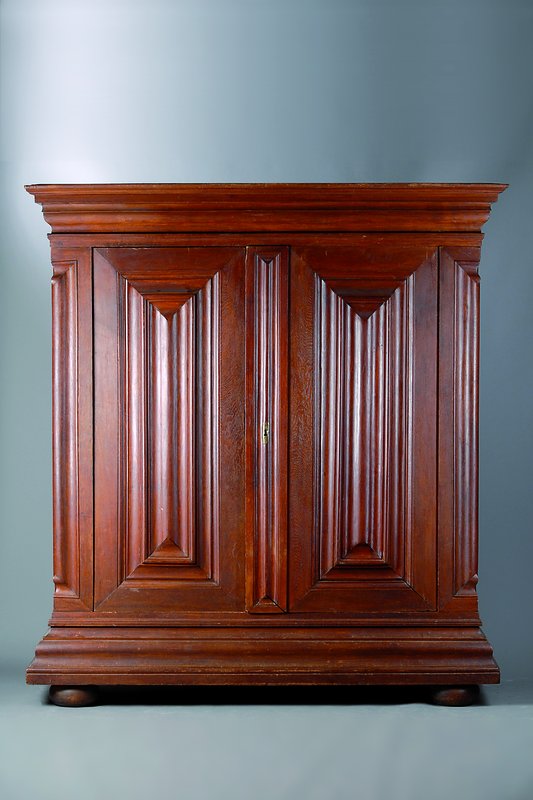 Frankfurter Nasenschrank, um 1720, Barock, Eiche massiv, 2-türig, Ecken m. angedeuteten Nasen, Mittelteil kissenartig ausgearbeitet ...