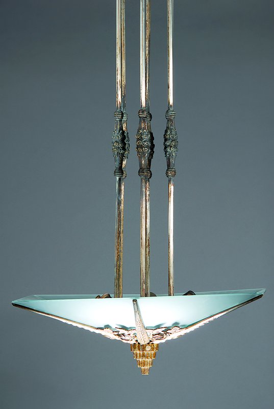Deckenlampe, Frankreich, um 1930, Montur Weißbronze mit stilisiertem Rosendekor, 6 Brennstellen, 6 dreieckige satinierte Glaseinsätze, Elektr. ...