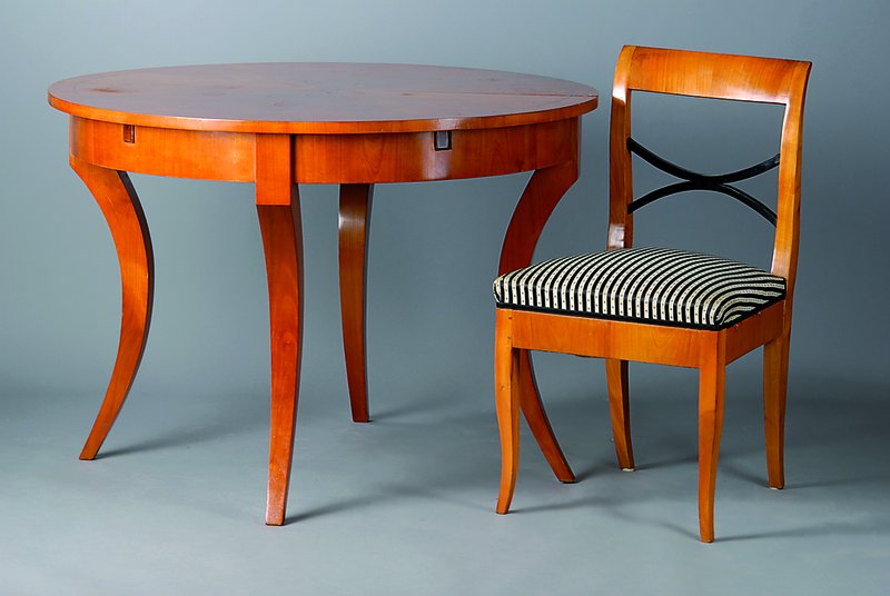 4 Stühle Biedermeier, um 1830, dazu passend ein runder Ausziehtisch im Biedermeierstil, Kirschbaumfurnier, Zierteile geschwärzt, Beine geschweift, ...