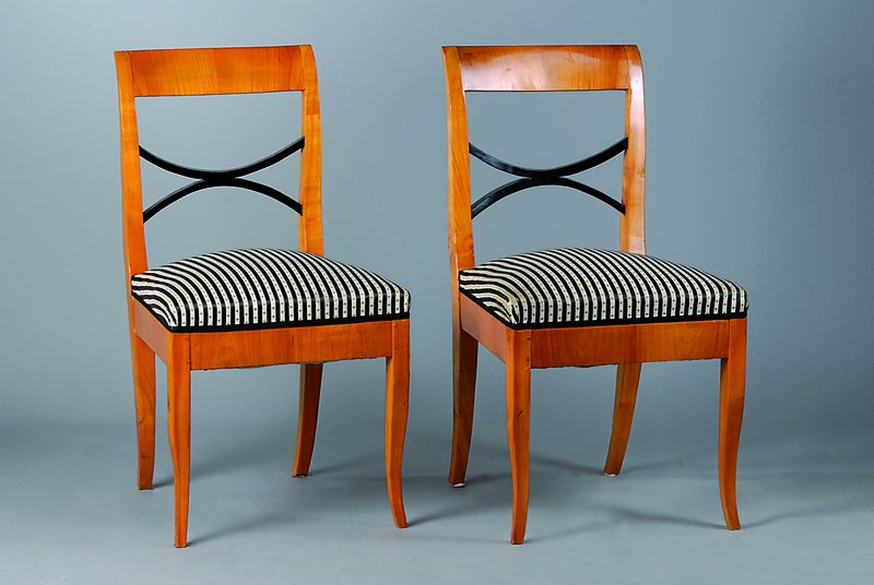 Detail a: 4 Stühle Biedermeier, um 1830, dazu passend ein runder Ausziehtisch im Biedermeierstil, Kirschbaumfurnier, Zierteile geschwärzt, Beine geschweift, ...