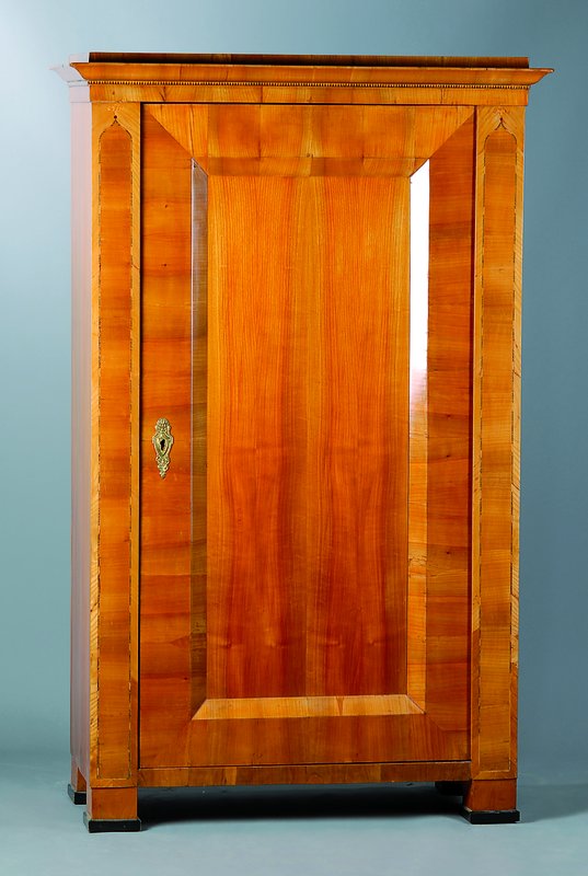 Paar Biedermeierschränke, Österreich/Ungarn um 1840/50, Kirschbaumfurnier, je 1-türig, Inlets einfach getreppt, Lisenen m. feinen Bandintarsien in ...
