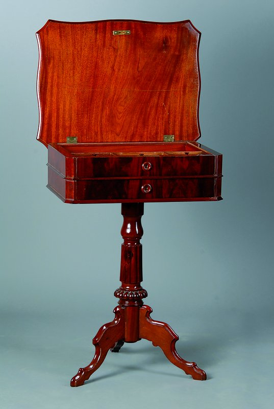 Nähtisch, um 1860/70, Mahagonifurnier, 2 -schübig, aufklappbar, Fuß gedrechselt, Gebr. -Sp., ca. 78x57x45 cm