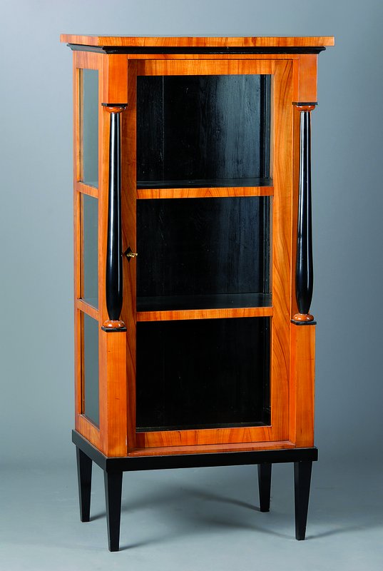 Sammlervitrine, deutsch, unter Verwendung alter Teile um 1830, Korpus Weichholz, Kirschbaumfurnier, Spitzbeine, Vollsäulen, teils schwarz gefasst, ...