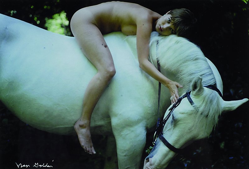 Goldin, Nan, geb. 1953, Kate Moss als Lady Godiva, Farbfotografie auf Fujicolor professional, handsigniert, ca. 19x28cm, unter Glas, Rahmen