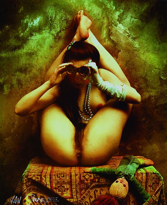 Saudek, Jan, geb. 1935 Prag, Farbfotografie, Akt mit Fernglas, handsigniert, ca. 24x20cm