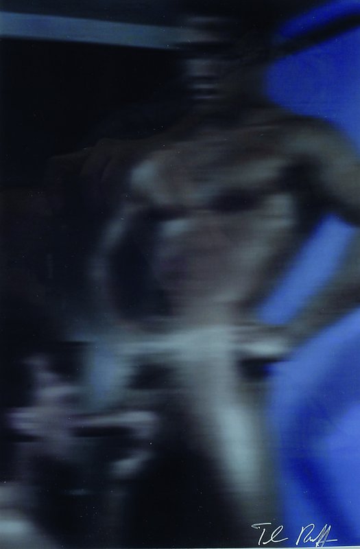 Ruff, Thomas, geb. 1958, Männerakt, Farbfoto, handsigniert, ca. 29 x 19 cm, Passepartout, Rahmen, l. fingerfleckig