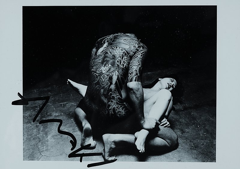 Araki, Noboyushi, geb. 1956 Brooklyn/ New York, US-amerikanischer Fotograf, hier: Beischlaf Szene, Multiple Karet, handsigniert, Passepartout, unter ...